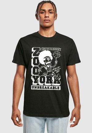 Sort bomulds T-shirt med hvid grafisk design og teksten "ZOO YORK" samt en karakter, der holder en basketball. Korte ærmer, normal pasform.