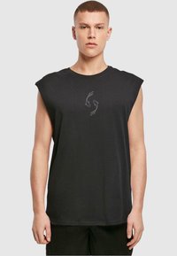 Sort ærmeløs t-shirt i blødt materiale med rund hals, prydet med en subtil grå grafik af to hænder i midten.