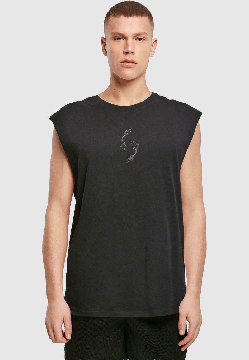 Sort ærmeløs t-shirt i blødt materiale med rund hals, prydet med en subtil grå grafik af to hænder i midten.