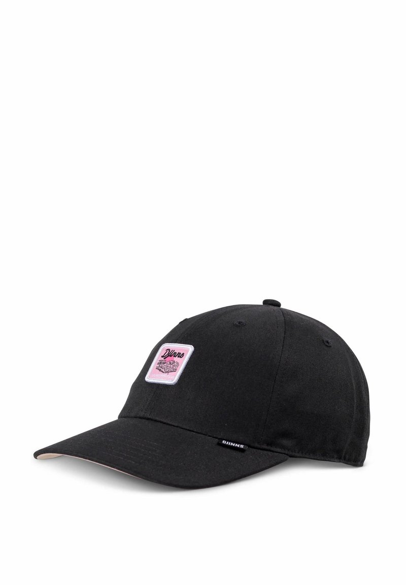 Casquette de baseball noire avec un logo écusson rose sur le devant et une petite étiquette en tissu noir sur le côté avec l'inscription "Djinns".