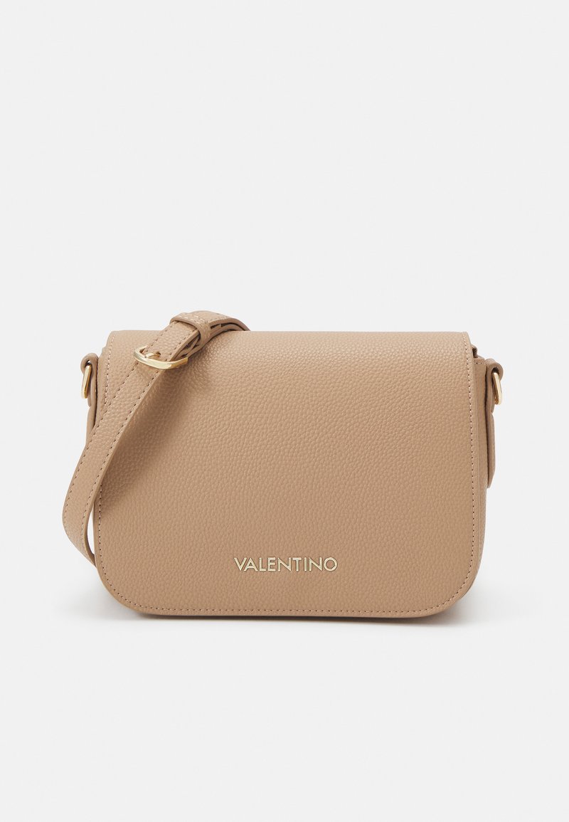 Borsa a tracolla in pelle beige con finitura textured, accessori in oro, tracolla regolabile e branding sottile sul davanti. Forma compatta e rettangolare.