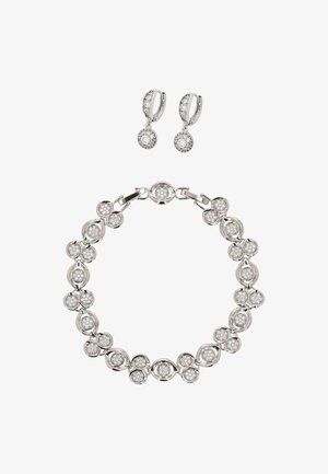 Zilveren sieradenset met een armband met ronde edelsteen en bijpassende oorbellen met druppelvorm, versierd met fonkelende heldere stenen.