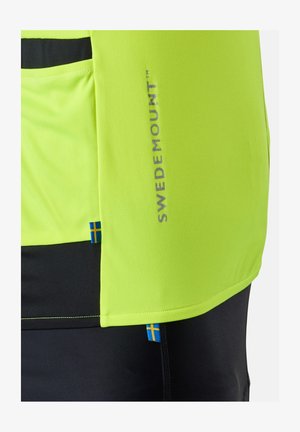 Lichtgewicht, felgeleidelijk sportshirt met een zwart accent, het "SWEDEMOUNT" logo en een klein Zweeds vlagdetail aan de zoom. Zachte textuur.
