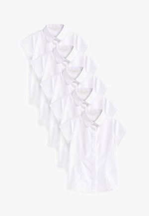 Kurzärmlige, weiße Hemden mit klassischem Kragen, Knopfleiste und glatter Textur. Fünf übereinander gestapelte Hemden zur Präsentation.