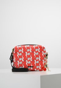 Rød faux læder crossbody taske med et søhestemønster, sort rem, lynlås-lukning og dekorative charms.