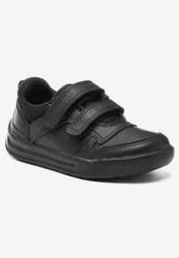 Baskets noires pour enfants, avec une tige en cuir synthétique, des accents en maille, un col rembourré et deux bandes auto-agrippantes pour un ajustement facile.