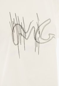 T-shirt bianco con design astratto ricamato in nero, caratterizzato da linee ondulate e picchi acuti. Tessuto morbido con una texture liscia. Nessuna etichetta visibile.