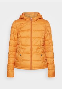 Casaco acolchoado laranja com capuz, fecho à frente, dois bolsos laterais e acabamento em prata. Tecido texturizado com detalhes em costura horizontal.