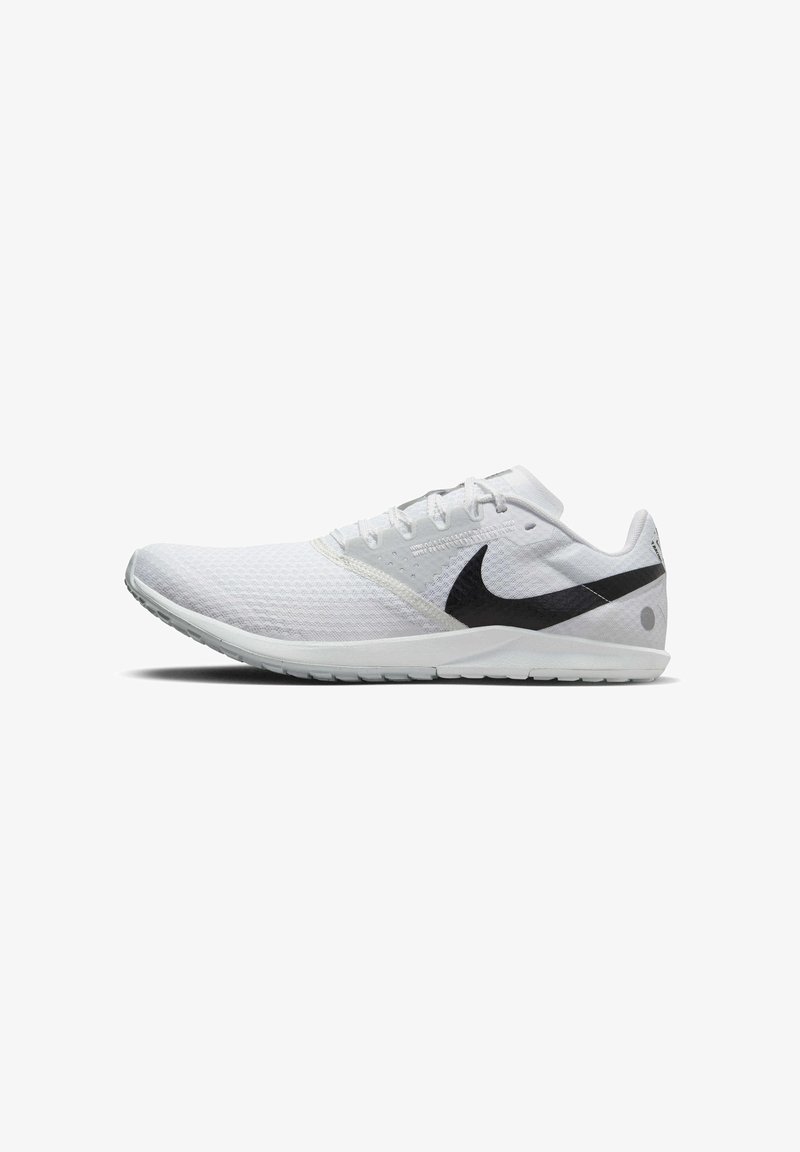 Chaussures de sport blanches avec une tige en mesh léger, dotées d'un Swoosh Nike noir, d'une semelle texturée et d'un design minimaliste.