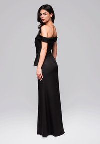 Schwarzes schulterfreies Kleid mit tailliertem Oberteil, weit ausgestelltem Rock und seitlichem Schlitz. Glattes Gewebe mit einem subtilen Glanz und einer gebundenen Schleifenakzentuation in der Taille.
