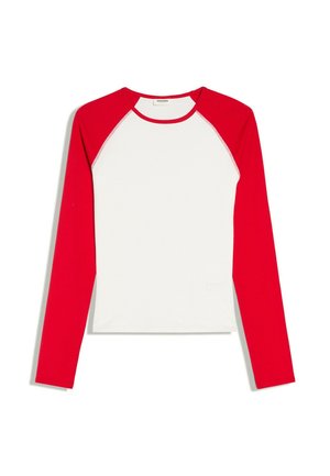 Chemise à manches longues avec corps blanc et manches et col rouge vif, étalée à plat sur un fond blanc.
