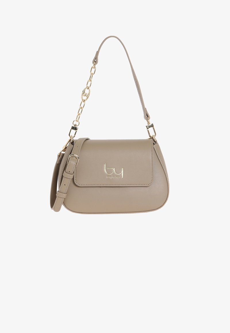 Beige Tasche aus Kunstleder mit einer geschwungenen Form, goldfarbenen Beschlägen und einem Kettenriemen. Verfügt über einen Klappenverschluss und ein geprägtes Logo.