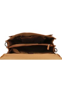 Brun lædertaske med et rummeligt indre, der har flere rum, en lynlås-lomme og en glat tekstur.