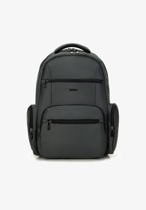 Šedý batoh s několika zipovými přihrádkami, polstrovaným zádovým panelem a nastavitelnými popruhy. Vyroben z odolné, texturované látky s výraznou logem.