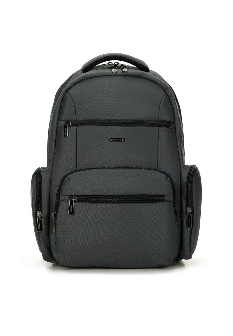 Sac à dos gris avec plusieurs compartiments zippés, dos rembourré et bretelles réglables. Fabriqué en tissu texturé durable avec un accent logo.