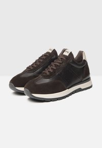 Sneaker in pelle scamosciata e pelle marrone con una finitura testurizzata, design con lacci e suola intermedia bianca, caratterizzate da un branding sottile e dettagli perforati.
