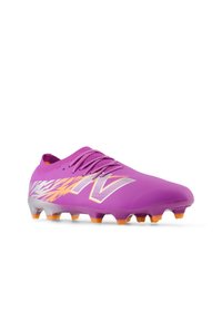 Scarpina da calcio viola con una tomaia in materiale sintetico texturizzato, accenti arancioni e un design elegante con più tacchetti per una migliore trazione.