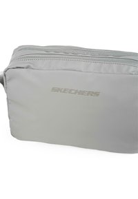Bolsa de nailon gris con una forma rectangular elegante, dos compartimentos con cremallera y el logotipo "SKECHERS" en un acabado sutil y en relieve.