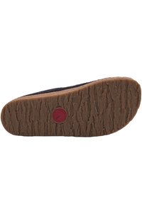 Tummansininen mokkakenkä, jossa on teksturoitu ruskea kumipohja, jossa on syvä uramalli ja pieni punainen logopiiri.