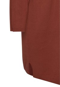 Pletený oversized top v červeno-hnedej farbe s rebrovanou štruktúrou a bočnými rozparkami. Dlhé rukávy a rovný lem dotvárajú dizajn.