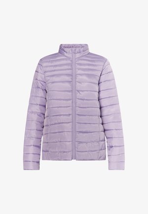 Jachetă puffer de culoare violet deschis, cu un design cu dungi orizontale, guler înalt și fermoar frontal. Fabricată dintr-un material neted, strălucitor.