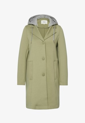 Manteau vert olive clair à longueur genou avec manches longues, fermeture avant à trois boutons, poches latérales, et capuche grise claire attachée avec cordons de serrage.