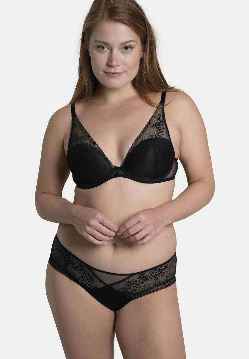 Soutien-gorge en dentelle noire avec culotte assortie. Le soutien-gorge comporte des panneaux transparents et des bretelles réglables. Tissu doux et texturé avec de délicates accents en dentelle.