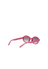 Okrągłe okulary przeciwsłoneczne z błyszcząca różową plastikową ramką i gradientowymi szarymi soczewkami. Ramiona są smukłe i lekko wygięte.