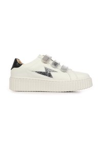 Sneakers bianchi in pelle con dettagli argentati e strap in Velcro. Presentano una suola piatta testurizzata bianca e un tab sul tallone nero.