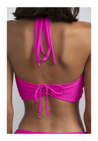 Top bikini fucsia con design a halterneck, dettaglio di allacciatura sul retro e texture liscia. Spalline regolabili e dettagli in metallo dorato.