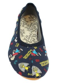 Chaussure slip-on bleu marine avec des motifs colorés sur le thème du football, comprenant des joueurs, des ballons, des chiffres, des trophées et le mot "SOCCER" en jaune.