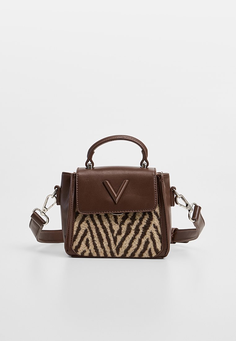 Braune Kunstleder-Handtasche mit einem oberen Griff, vorne mit einem zebra-gestreiften Textil versehen, Magnetklappenverschluss und verstellbarem Tragegurt.