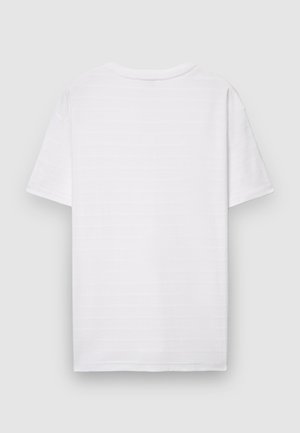Schlichtes weißes T-Shirt mit kurzen Ärmeln und dezenten horizontalen Strukturstreifen, von hinten vor einem neutralen Hintergrund dargestellt.