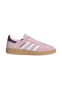 Zapatilla Adidas Spezial de ante rosa con rayas blancas, suela de goma y lengüeta morada en el talón, vista de perfil sobre fondo blanco.
