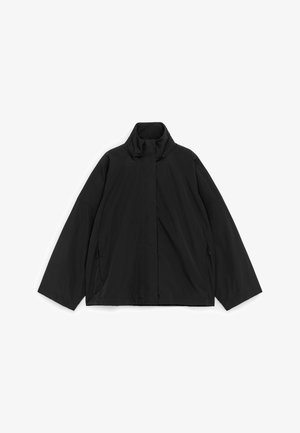 Czarna lekka kurtka z wysokim kołnierzem, długimi szerokimi rękawami oraz przednim zamkiem błyskawicznym zasłoniętym plisą, rozłożona na płasko na białym tle.