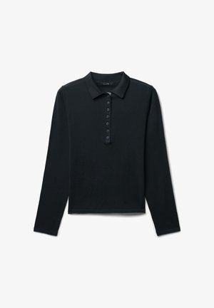 Schwarzes Langarm-Polohemd mit Kragen, ausgestattet mit einer durchgehenden Knopfleiste, weicher Textur und geradem Saum. Einfaches, klassisches Design.
