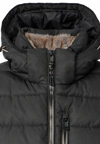 Sort dunjakke med hætte, quiltet tekstur, foring af kunstpels og dobbelte lynlåse med trækstropper.