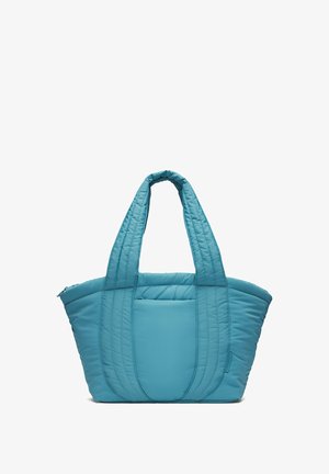 Borsa a sacchetto trapuntata color azzurro chiaro con manici imbottiti larghi e tasca frontale, esposta su sfondo bianco.