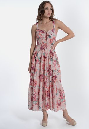 Abito maxi floreale in tessuto rosa con bustino aderente, fiocco decorativo e gonna a strati con volant; presenta spalline larghe e una stampa vivace.
