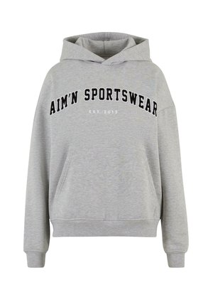 Szürke kapucnis pulóver kenguru zsebbel, fekete színű "AIM'N SPORTSWEAR EST. 2013" felirattal, amely ívesen fut végig a mellkason. Puha anyag, bordázott ujjak.