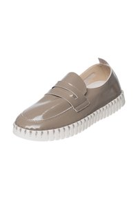 Beige Lackleder Slipper mit einem Riemen über dem Blatt, weißer strukturierten Sohle und runder Zehenpartie. Glattes Obermaterial mit feinen Steppnähten.