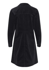 Longue robe noire en velours côtelé avec manches longues, poignets boutonnés et col droit, vue de dos.