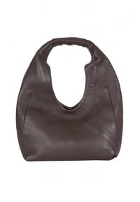 Brūna ādas hobo soma ar noapaļotu, atvērtu augšu un teksturētu virsmu. Ir divas sānu kabatas un vienmērīga dizaina izpildījums.