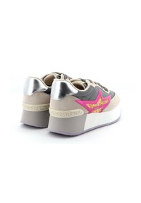 Plateau sneakers met een grijze suède body, metalen zilveren hiel, roze steraccent en gestructureerde details. Verhoogde witte zool met paarse rand.