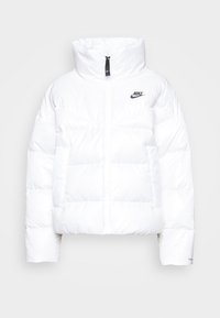 Balta pūkinė striukė su aukštu apykakle, užtrauktuku, juodu Nike logotipu kairėje krūtinės pusėje ir siuvinėta tekstūra.