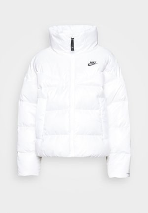 Valkoinen puffatakki korkealla kauluksella, vetoketjukiinnitys, musta Nike-logo vasemmassa rinnassa ja tikattu pinta.