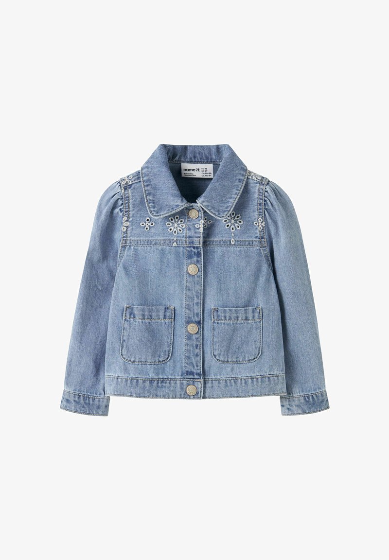 Šviesiai mėlyna džinsinė striukė vaikams su ilgomis rankovėmis, priekiniais mygtukais, dviem kišenėmis ir baltais gėlėmis siuvinėtu raštu šalia apykaklės.