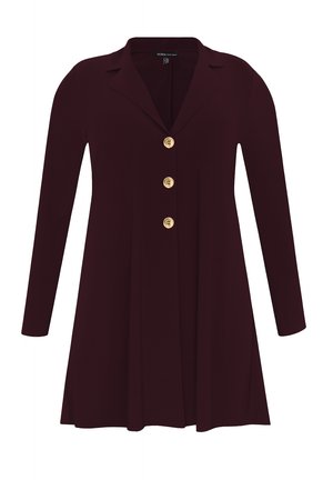 Bordeauxrød kjole med lange ærmer, reverskrave og fem guldknapper foran. Kjegleformet silhuet og glat stoftekstur.