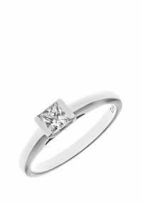 Sudraba gredzens ar gludu joslu un kvadrātveida, caurspīdīgu dārgakmens akmeni, kas novietots modernā četrizvērsē. Vienkāršs un elegants dizains.