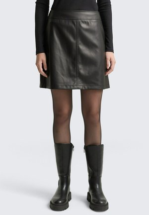 - Spódnica trapezowa